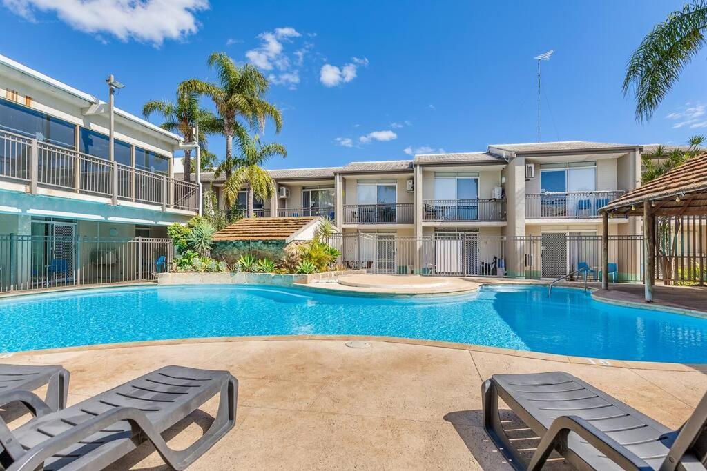 Oasis Mandurah Resort Exterior photo